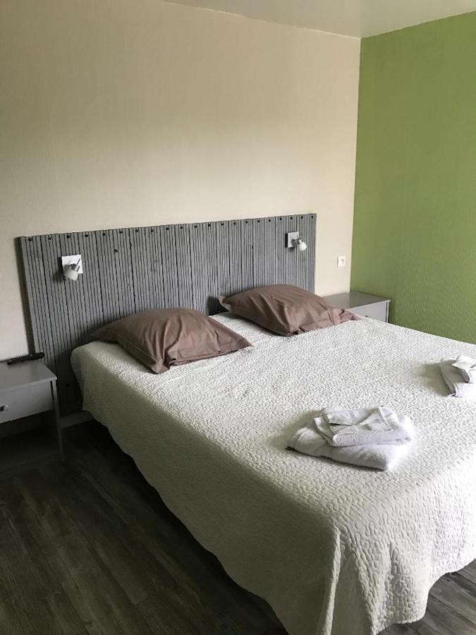 Hotel Du Viaduc Le Vigeant Esterno foto